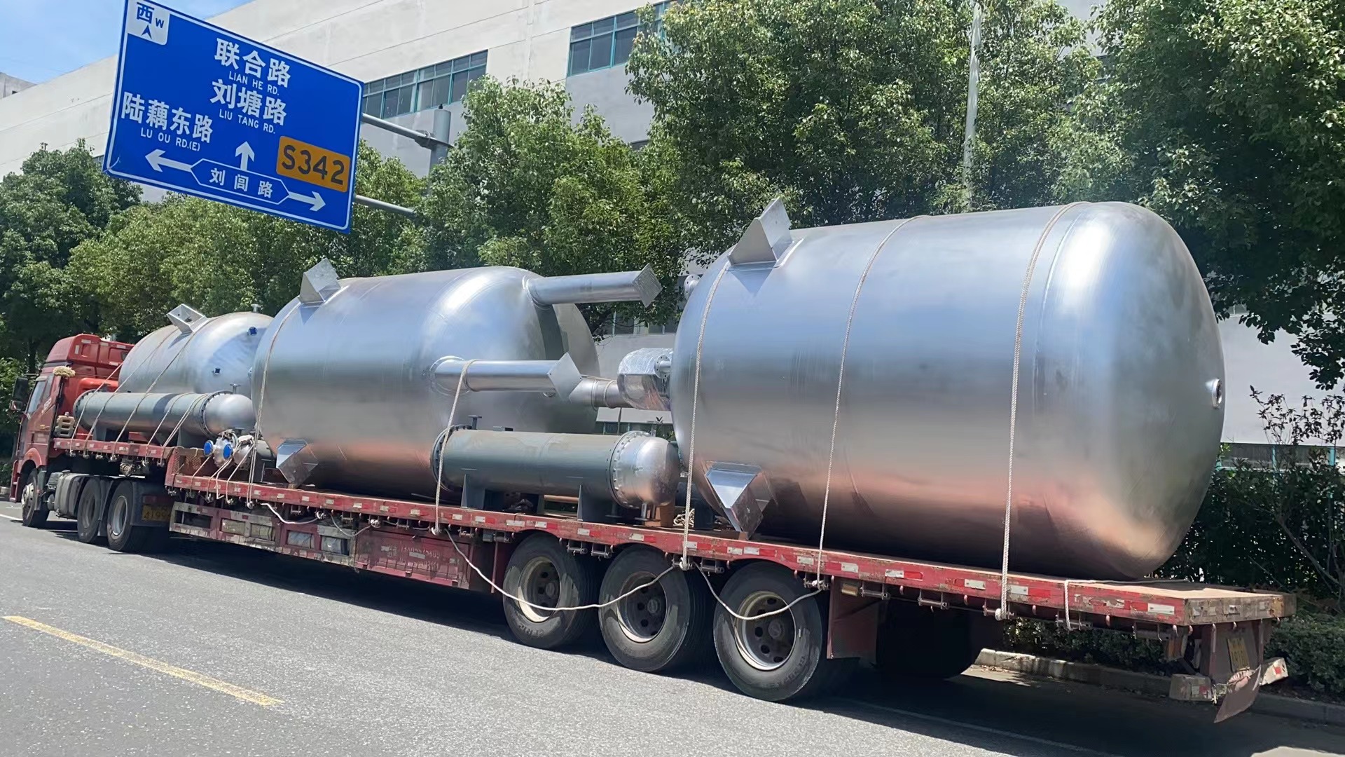三臺不銹鋼反應釜，六臺列管冷凝器發往江西